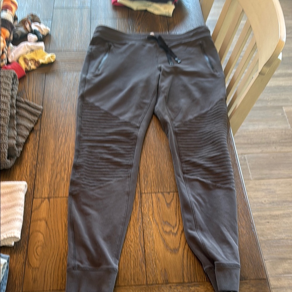 Alo Gray Tapered Sweatpants with pockets